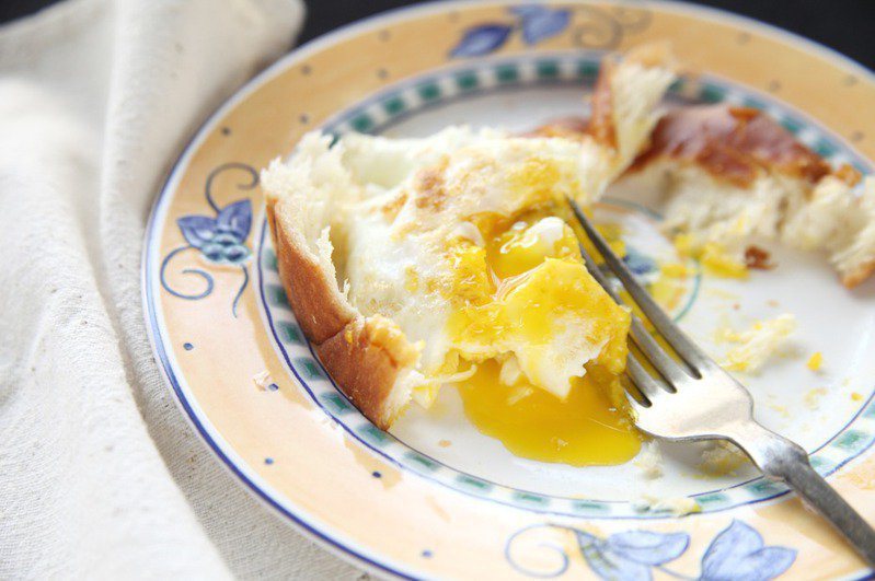 一名網友分享，自己某天到早餐店點餐並「加蛋」時，才發現現在加蛋居然要15元。 圖／ingimage