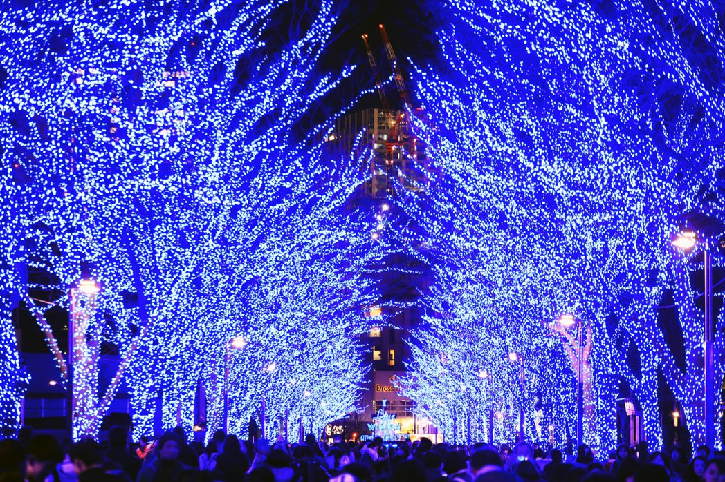 現在日本流行的夜間裝飾照明吸引相當多遊客，像是澀谷的青色洞窟，以藍色LED為主打...