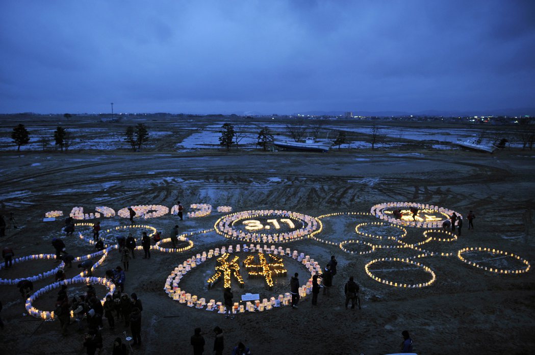 圖為日本紀念311震災的祈福點燈活動。 圖／法新社