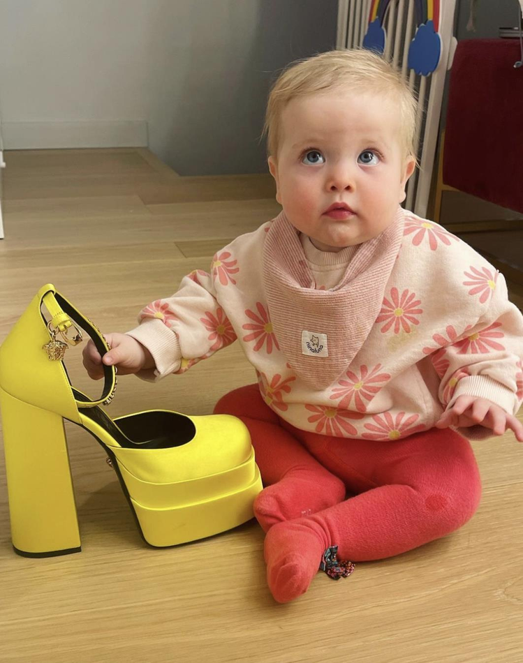 Chiara Ferragni九個月大的女兒Vittoria和VERSACE厚底高跟鞋合照，照片貼出才半小時就獲得二十萬讚數。圖／摘自IG