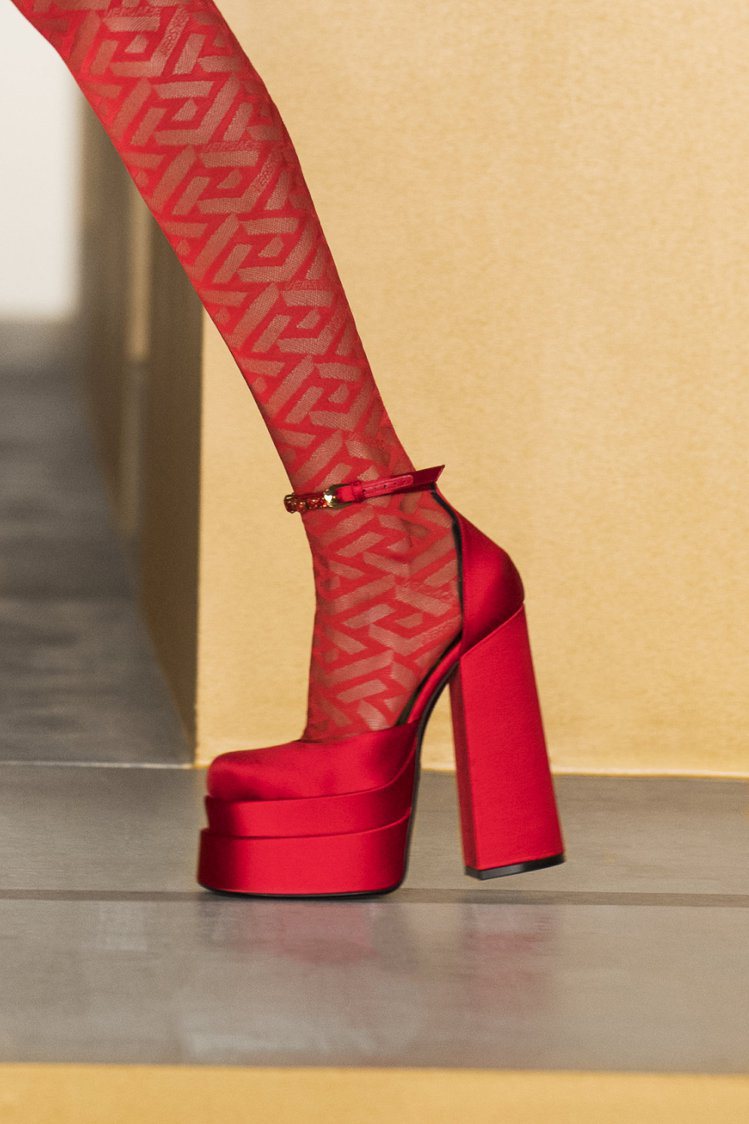 Vittoria身旁的這隻鞋子是義大利時尚品牌VERSACE的設計，首次上市是在今年秋冬系列，超級厚底搭配腳踝繫帶，再加上一個品牌標誌性的梅杜莎扣飾，俐落霸氣中不失小小的奢華個性。圖／VERSACE提供