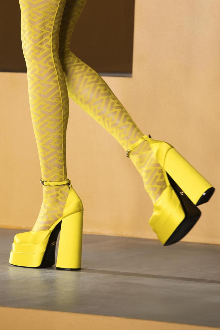 Vittoria身旁的這隻鞋子是義大利時尚品牌VERSACE的設計，首次上市是在今年秋冬系列，超級厚底搭配腳踝繫帶，再加上一個品牌標誌性的梅杜莎扣飾，俐落霸氣中不失小小的奢華個性。圖／VERSACE提供
