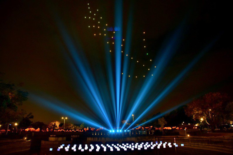 金色葫蘆墩本月24日耶誕夜登場，圖為生命的色彩的無人機展演。圖／台中市政府觀光旅遊局提供