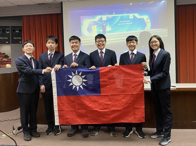 台灣參加2021年「第18屆國際國中科學奧林匹亞競賽」，6位參賽學生共獲6面金牌。圖／教育部提供