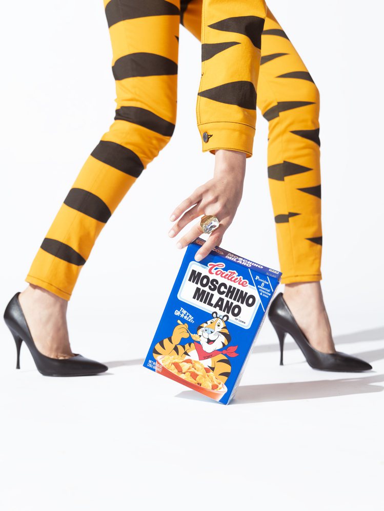 淘氣搞怪的義大利時尚品牌MOSCHINO以家喻戶曉的家樂氏玉米片「東尼老虎」作為...