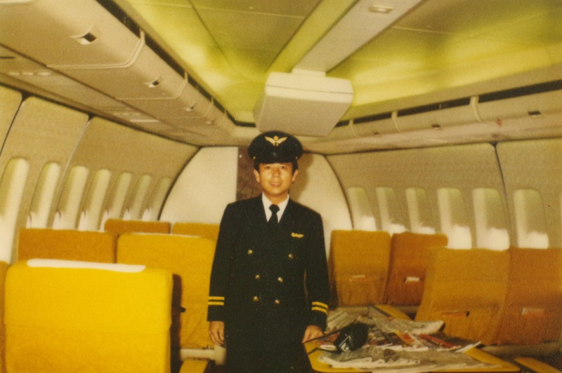 翁漢義攝於747頭等艙，FE制服袖口是兩條金槓，比副駕駛少一道。圖／翁漢義提供