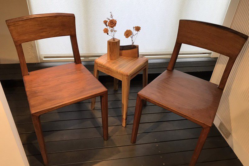 國產材負碳家具「闊針紓情」，椅子由桃花心木製成，方几凳為台灣杉。記者吳姿賢／攝影