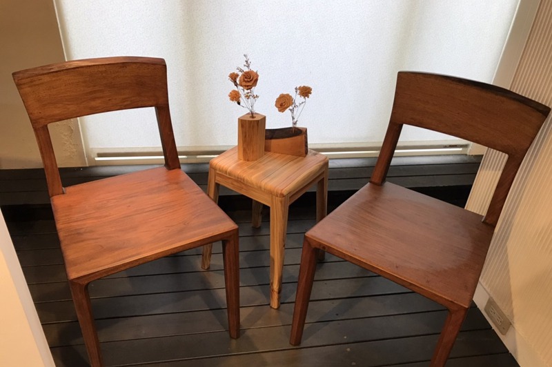 國產材負碳家具「闊針紓情」，椅子由桃花心木製成，方几凳為台灣杉。記者吳姿賢／攝影
