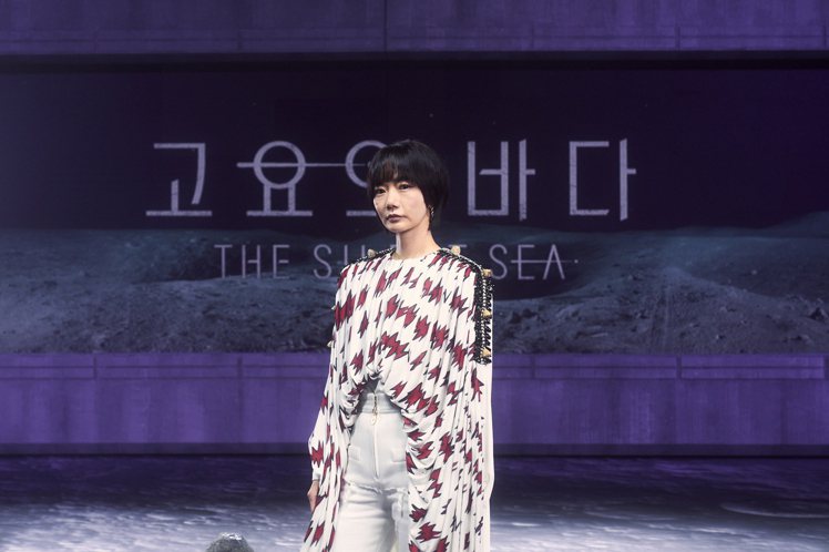 裴斗娜在《寧靜海》中飾演生物學家宋智安。圖／Netflix提供