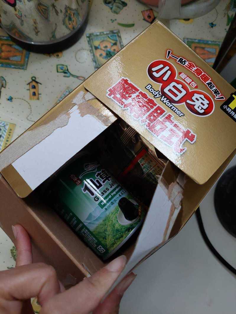 一名網友在好市多買的一箱暖暖包，遭調包成「一罐仙草、一包餅乾」。圖擷自「Costco好市多 商品經驗老實說」臉書