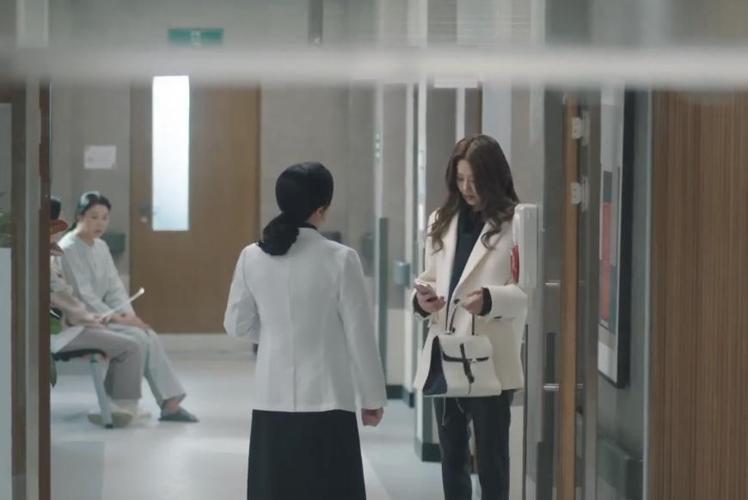 高賢廷(右)在韓劇《妳的倒影》搭配DELVAUX象牙白Brillant手提包。圖...