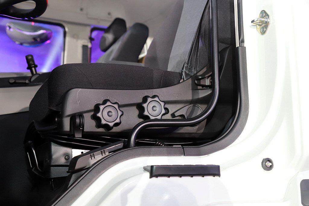 FUSO重型車則配有與歐系品牌同級之氣壓懸吊座椅，可自動調整配合駕駛體重，特別的...
