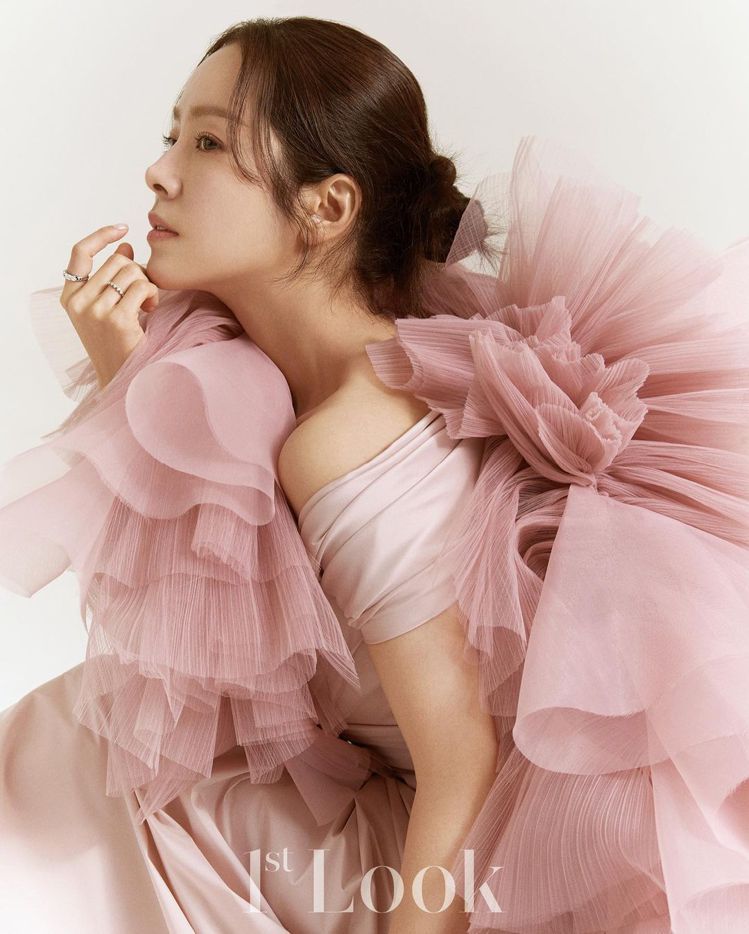 韓志旼以夢幻浪漫的粉色系造型，登上《1st Look》雜誌。圖／取自IG