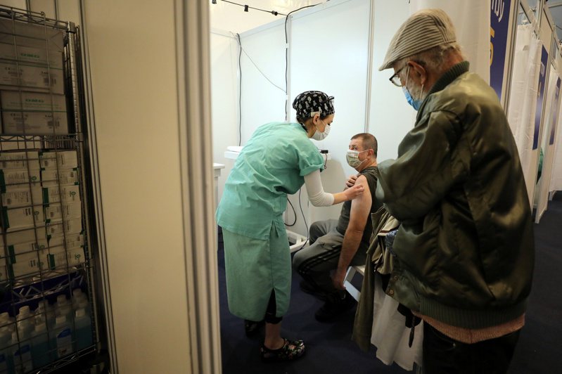 以色列將醫療工作者及60歲以上民眾列為優先接種第四劑新冠疫苗的對象。路透