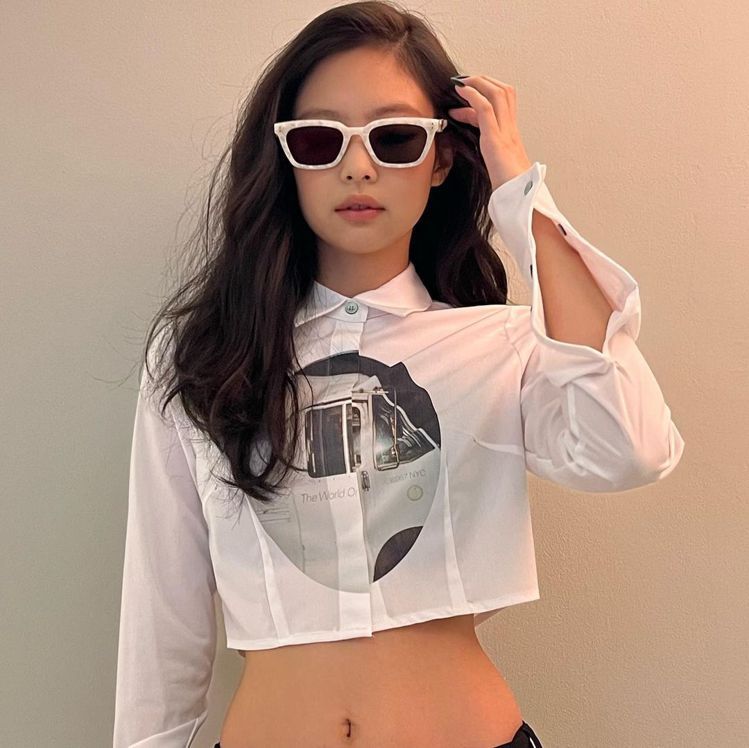 Jennie這件襯衫單價不算太高，大概約3000元台幣，出自韓國小眾品牌dydoshop。這個品牌去年才誕生，卻已經擁有Jennie這個國際知名的大粉絲。圖／摘自IG