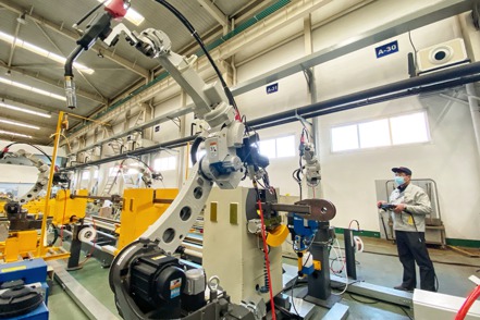 大陸國家計劃委員會去年底發表智慧型製造業發展五年規劃，目標是將大陸70%的大企業數位化，聚焦於製造並使用工業機器人。（中新社）