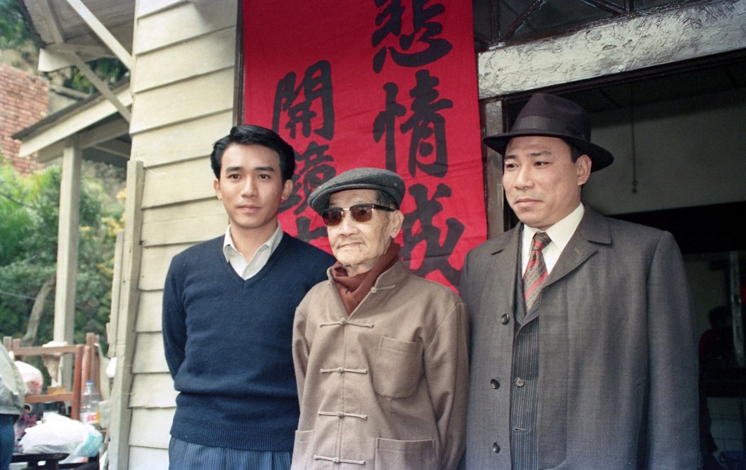 《悲情城市》中的主要演員布袋戲大師李天祿（中）與梁朝偉（左）、陳松勇（右）。 圖／聯合報系資料照片