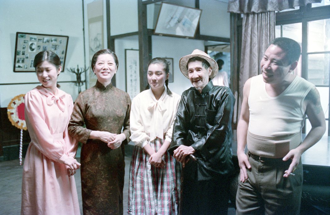 電影《悲情城市》演員辛樹芬（左一）、陳淑芳（左二）與陳松勇（右一）、李天祿（右二）留影。 圖／聯合報系資料照片