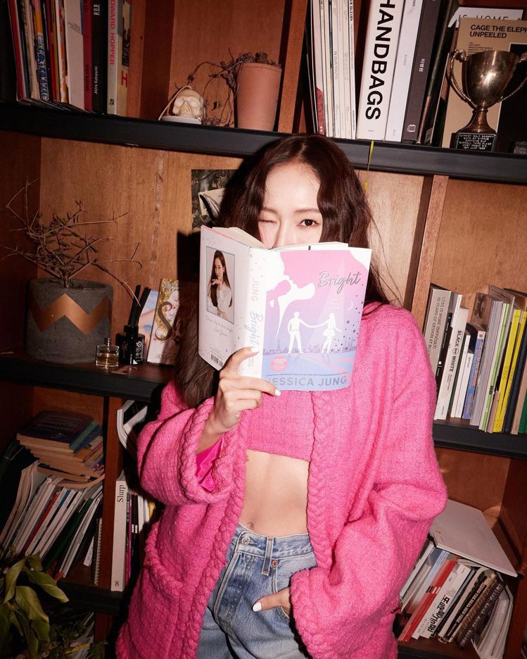Jessica宣傳自己的新書《Bright》，身穿Valentino 2022早春桃紅色毛呢開襟外套、bra top及丹寧褲。圖／取自IG