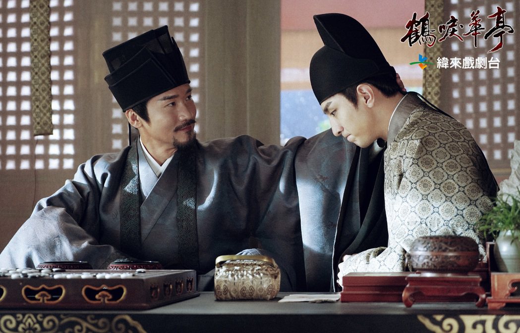 「鶴唳華亭」中，金瀚（右）飾演皇帝的長子。圖／緯來戲劇台提供