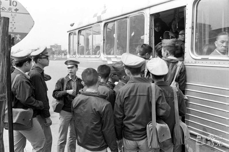 台北市學生在上下課時間的擠車現象。日期：1973/3/3．攝影：高鍵助．來源：聯合報