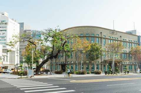 古蹟嘉義市立美術館成為2021台灣設計展場館之一，從一到三樓與戶外庭院展出《現域...