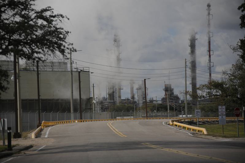 埃克森美孚石油公司表示，該公司位於德州貝敦市（Baytown）煉油廠於23日夜間的火勢已撲滅。 新華社