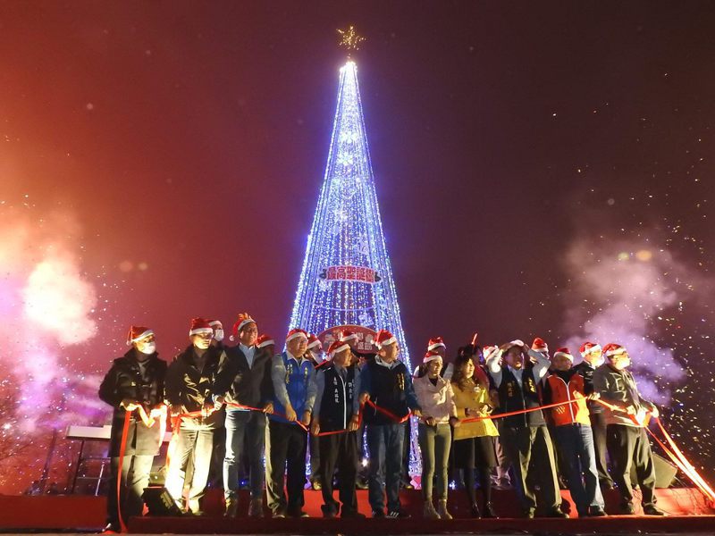 羅娜部落結合原住民在地元素呈現，25公尺主燈打造全台最高耶誕樹。記者黑中亮／攝影