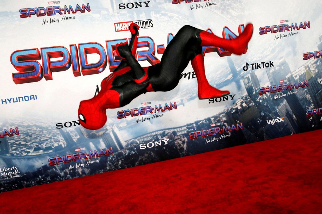 「蜘蛛人：無家日」全球票房已破8億美元，打扮成主角造型的粉絲也常在各相關場合上出現。（路透資料照片）