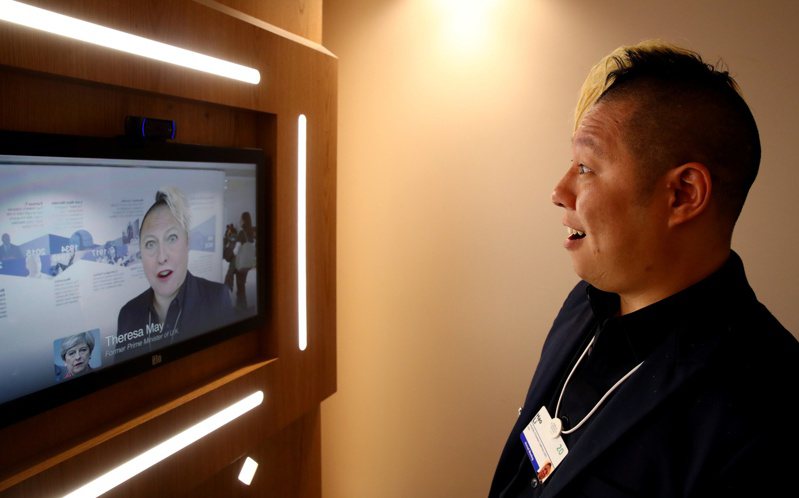 美国南加州大学电脑科学系副教授黎颢去年一月参加瑞士达沃斯世界经济论坛时，在会场内参观将自己的脸换成英国前首相梅伊的脸深伪科技软体（Deepfake）。路透(photo:UDN)