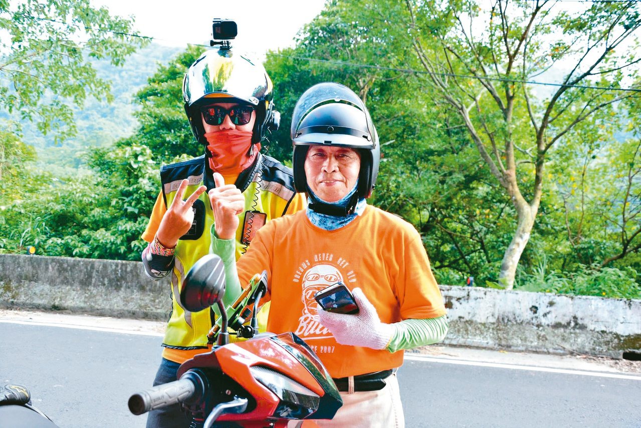 劉孟德(右)2019年及2021年都參加「不老騎士」騎車環島活動。圖／劉孟德提供