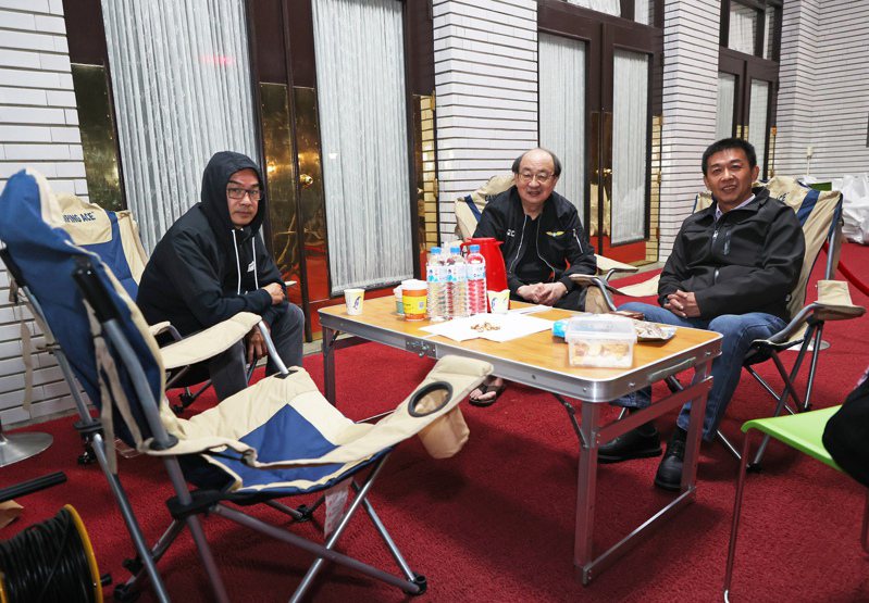 民進黨立委柯建銘（中）、許智傑（右）、李昆澤（左）在議場外排班。報系資料照。記者潘俊宏／攝影