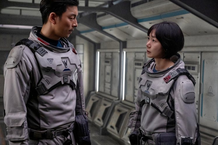 孔劉和裴斗娜在《寧靜海》中有許多對手戲。圖／Netflix提供