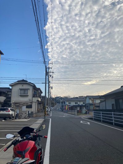 日本網友拍下天空出現的奇特畫面，不少人也在各地同時看到。 圖／推特(@neinei_ninja250)
