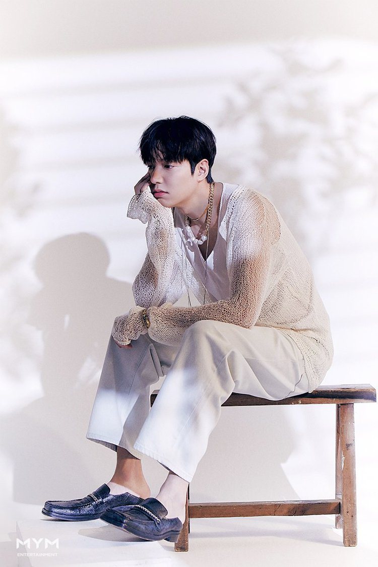 李敏鎬身上的網狀上衣來自韓國品牌KIMSEORYONG。圖／取自naver.com（MYM Entertainment提供）