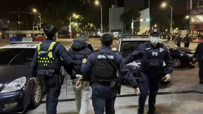 台北市忠孝東路一間酒店發生槍擊案，警方到場壓制，並將傷者送醫，並起獲槍支、子彈。記者廖炳棋/翻攝