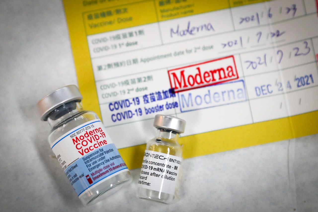 COVID-19疫苗第3劑24日起開放混打，接種2劑疫苗滿5個月者可自選疫苗廠牌。圖為疫苗接種站提供莫德納疫苗（左）與BNT疫苗（右）供民眾選擇。圖／中央社