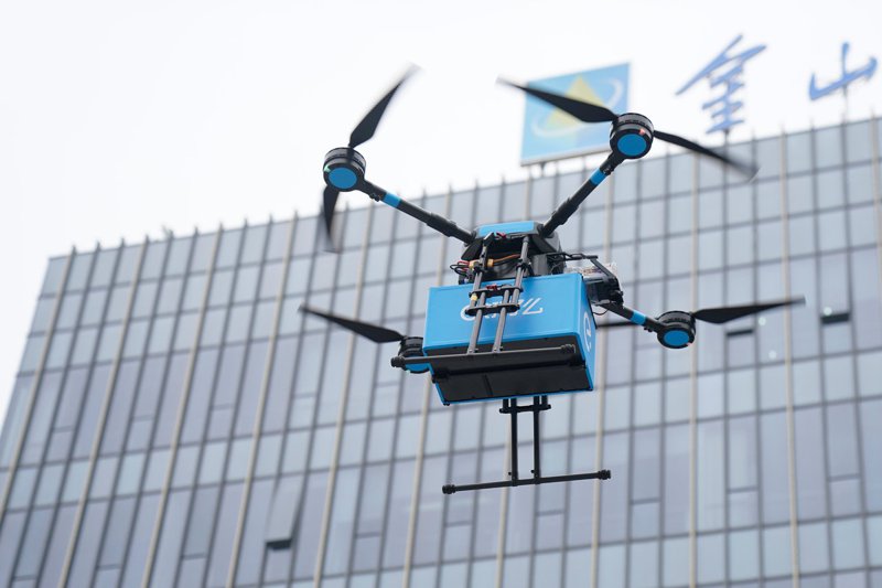 中國大陸已啟動無人機商業物流，圖為上海工業區訂餐外送靠無人機。路透