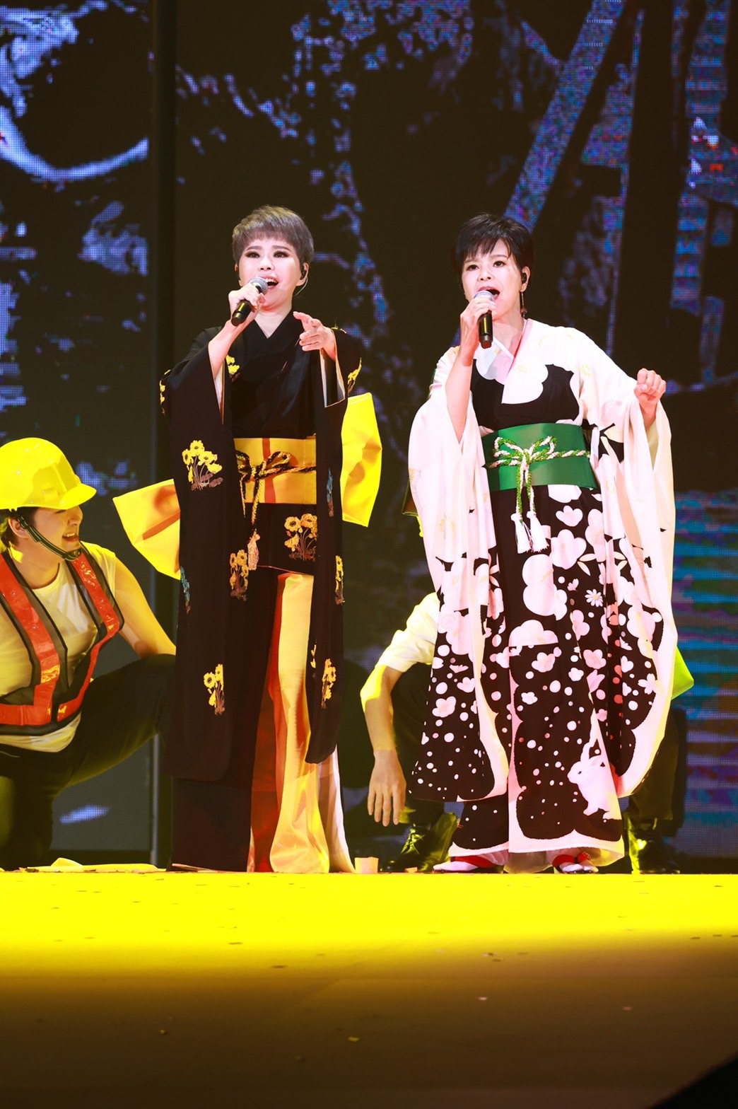 詹雅雯姊妹在熱鬧的日本舞中開唱。記者王聰賢/攝影
