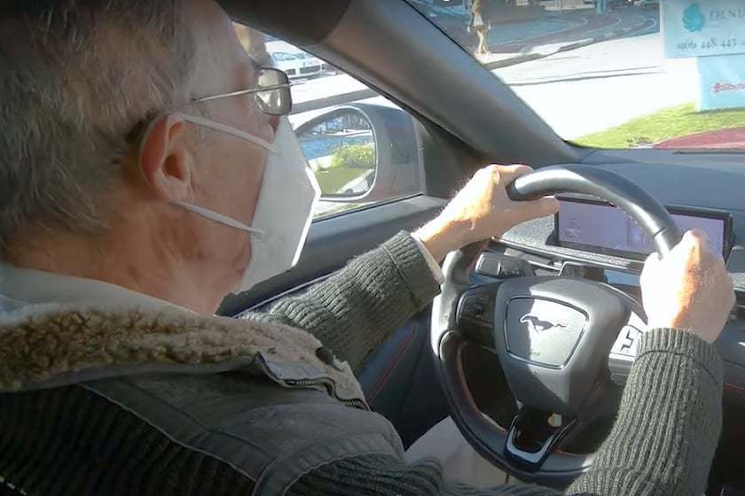 西班牙就有一位87歲的福特狂粉選擇入手人生第一部電動車Mustang Mach-E，並給出極高的評價。 摘自CarBuzz.com