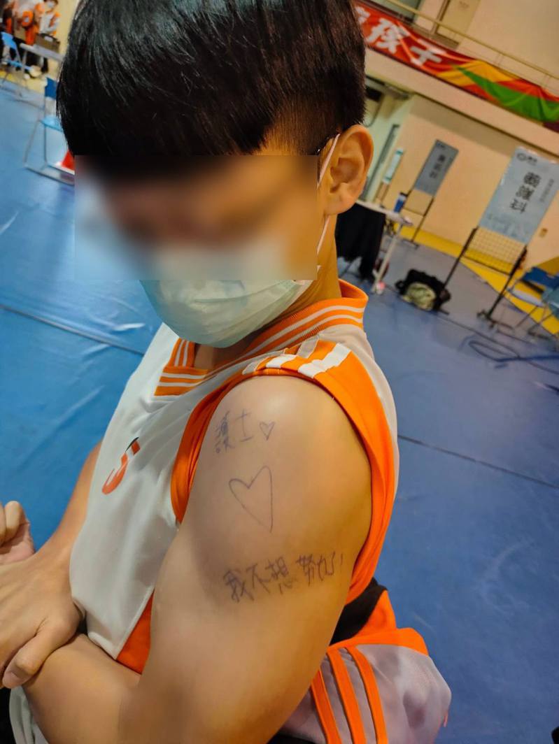 有台灣護士發文，指早前到高中為學生注射疫苗時，獲男生們在手臂寫上感謝字句「告白」，感到欣慰又驚喜。 圖擷自「爆廢公社」