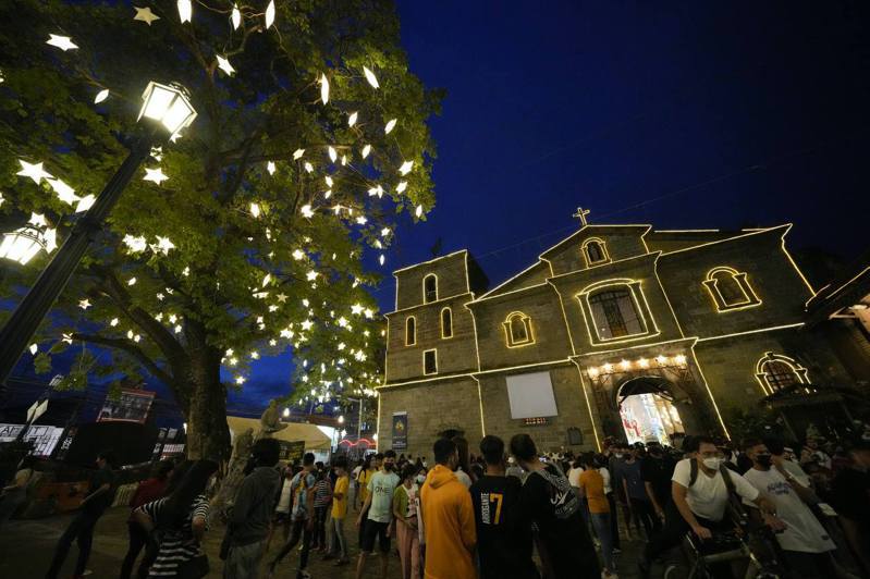 菲律宾圣诞节：图为12月16日，民众在菲律宾拉斯皮尼亚斯的天主教教堂参加黎明弥撒。 图／美联社(photo:UDN)
