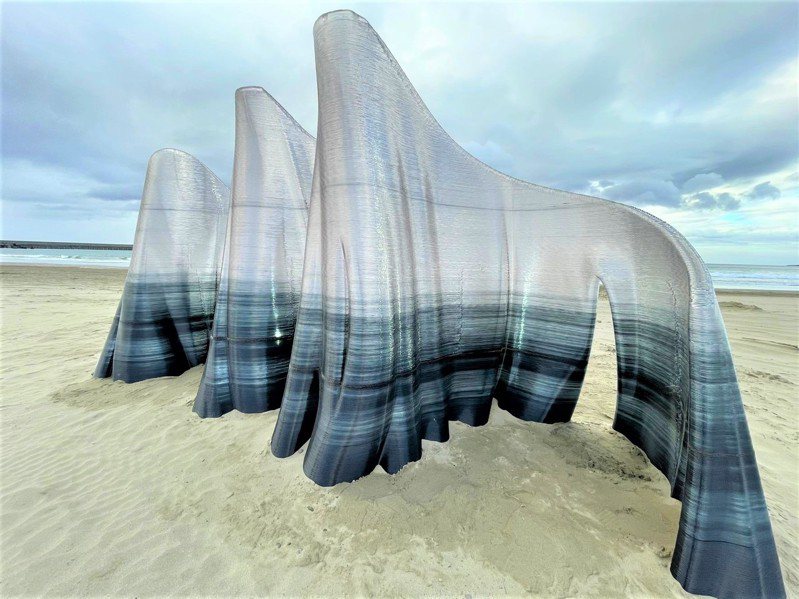 2021年屏東落山風藝術季將「風」融入藝術創作，展出18件日夜都美的大型風動裝置藝術品，圖為作品「珊弧 山瑚」。記者潘欣中／攝影