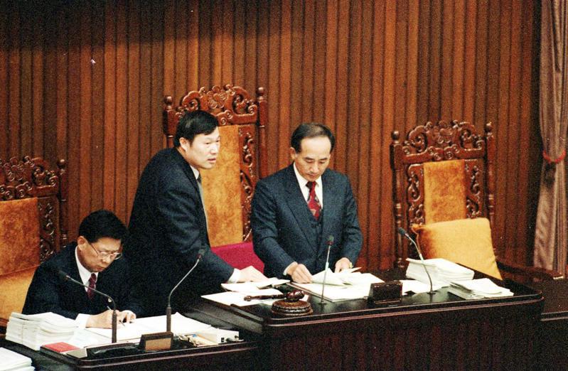 1995年12月26日，立法院院會由當時的副院長、立委王金平（右）主持，一開議就在極短時間內，三讀通過「公務人員考試法」部分條文修正案。圖／聯合報系資料照片
