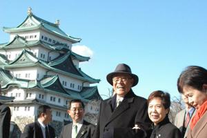 前總統李登輝（中）2004年到日本名古屋城遊覽，一路上不斷「秀」他的日本歷史知識。圖／聯合報系資料照片