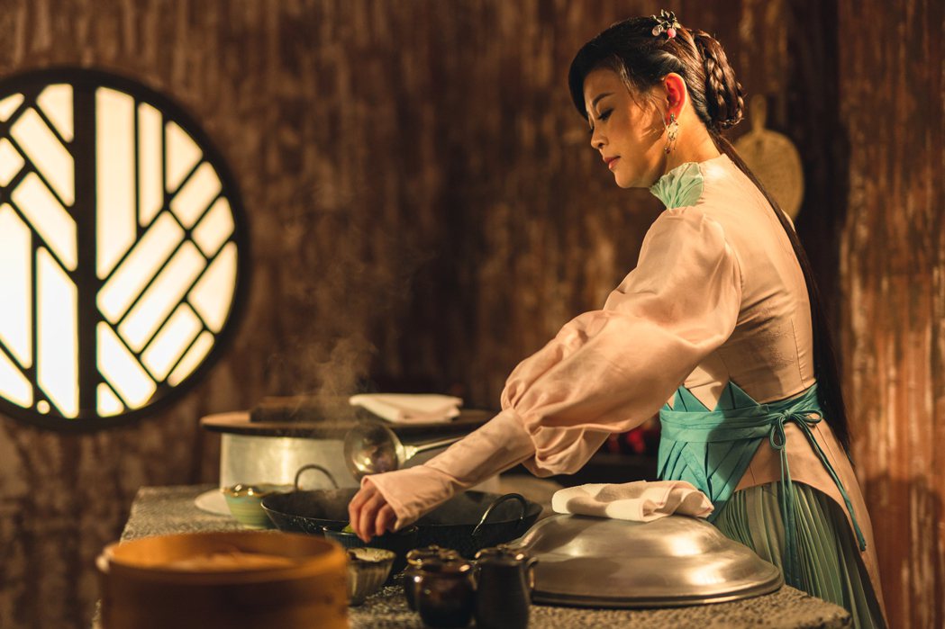 方馨在「孟婆客棧」中演出廚娘一角，透過演技層層剝開角色內心。圖／公視台語台提供