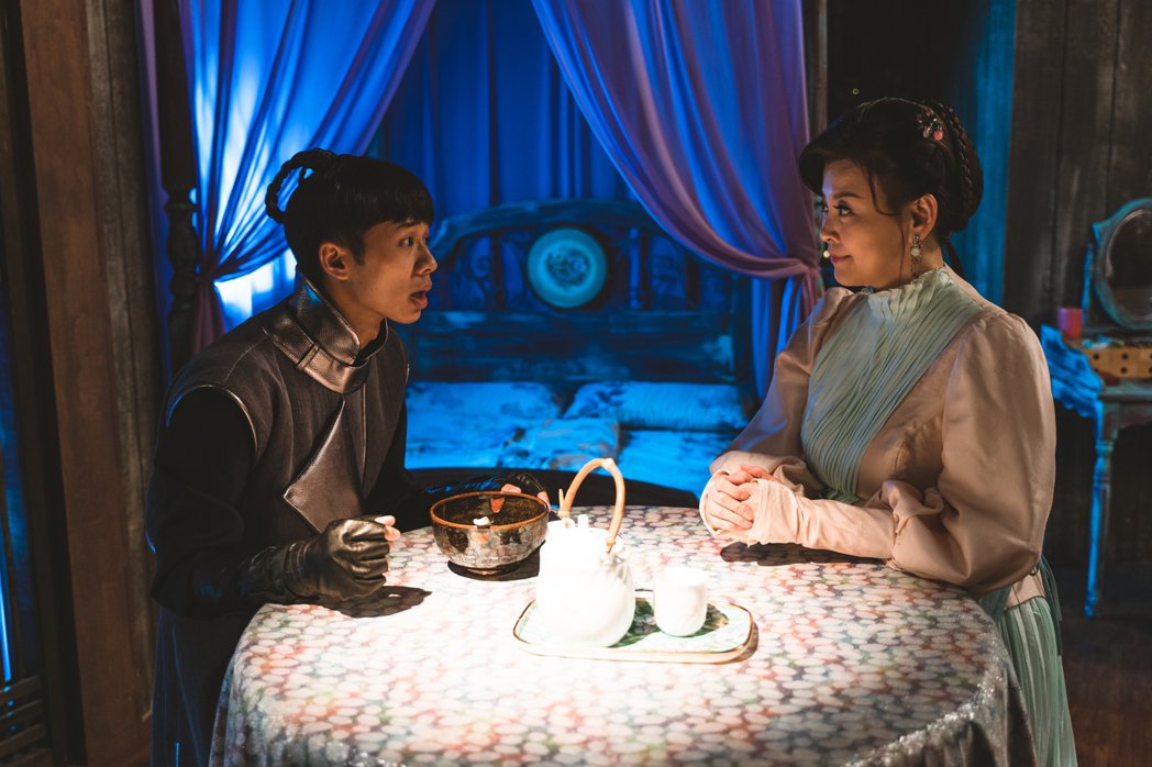 方馨（右）、吳政迪在「孟婆客棧」中演母子。圖／公視台語台提供
