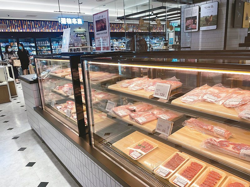 台南市政府調查物價，部分大賣場進口牛肉漲幅約一到兩成。記者修瑞瑩／攝影