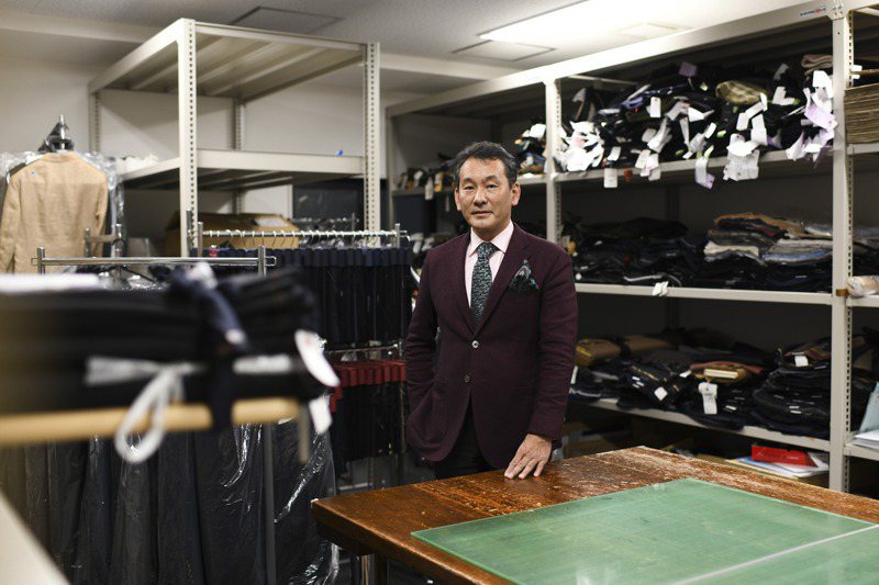 吉村雅孝過去兩年來不斷投資家族經營超過一世紀的訂製西裝店，但就是不願配合岸田政府倡導加薪。圖／取自紐約時報