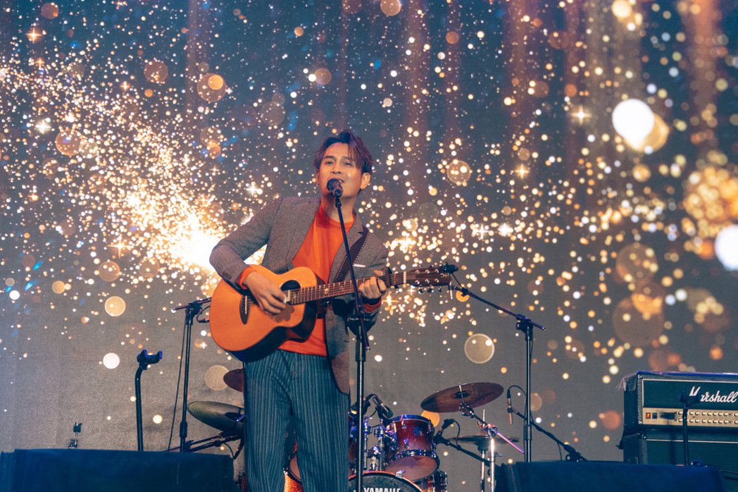 羅文裕帶吉他彈唱以太陽能錄製的獲獎專輯歌曲。圖／臺北流行音樂中心提供